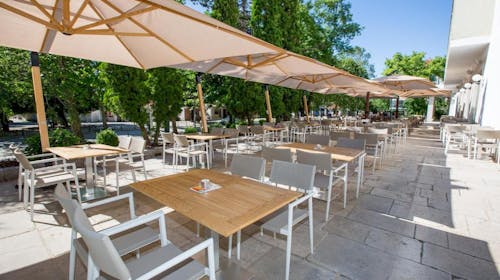 Hotel Onogošt - Doživite lepote Nikšića, Nikšić, Crna Gora - 20.893 RSD - 2x noćenje u Deluxe dvokrevetnoj sobi sa odvojenim ili spojenim king krevetom i pogledom na grad za 2 osobe, Doručak