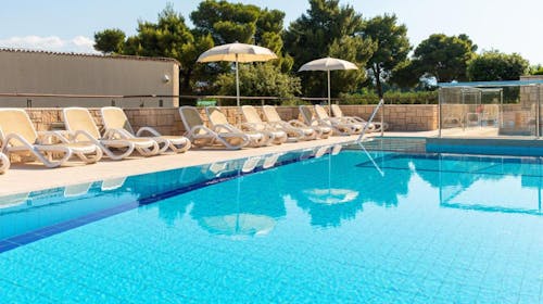 Aminess Vival Casa Velaris - Leto na Braču za porodice, Supetar, ostrvo Brač, Dalmacija, Hrvatska - 86.498 RSD - 4x noćenje u dvokrevetnoj Comfort sobi sa balkonom za 2 osobe (1 dete do 9,99 godina besplatno), Polupansion