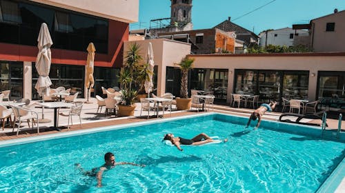Hotel Borovnik - Leto u Dalmaciji - Standard soba, Tisno, ostrvo Murter, Dalmacija, Hrvatska - 25.229 RSD - 2x noćenje u dvokrevetnoj Standard sobi za 2 osobe (1 dete do 6,99 godina i 1 dete do 1,99 godina besplatno), Polupansion