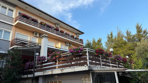 Hotel Riviera - Beg u srce prirode i jadranske obale, Starigrad, Paklenica, Dalmacija, Hrvatska - 17.485 RSD - 2x noćenje u trokrevetnoj sobi za do 3 osobe (3 odrasle osobe ili 2 odrasle i 1 dete besplatno), Doručak