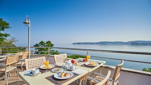 Apartmani Kanegra Plava Laguna - Leto u Istri sa polupansionom, Umag, Istra, Hrvatska - 111.828 RSD - 5x noćenje u Classic apartmanu 2+2 sa balkonom strana park za 2 osobe (2 dece do 4,99 godina besplatno), Polupansion (doručak i večera)