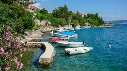 Hotel Riviera - Beg u srce prirode i jadranske obale, Starigrad, Paklenica, Dalmacija, Hrvatska - 45.764 RSD - 3x noćenje u četvorokrevetnoj sobi za do 4 osobe (4 odrasle osobe ili 2 odrasle i 2 dece besplatno), Doručak