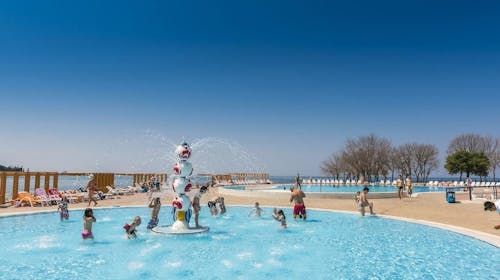 Apartmani Polynesia Plava Laguna - Leto u Istri, Umag, Istra, Hrvatska - 22.413 RSD - 2x noćenje u Studio Economy apartmanu 2+1 strana park za 3 osobe, Korištenje spoljašnjeg bazena za odrasle i bazena za decu
