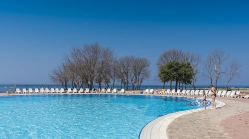 Apartmani Polynesia Plava Laguna - Odmor u Istri uz polupansion, Umag, Istra, Hrvatska - 34.734 RSD - 2x noćenje u Studio Economy apartmanu 2+1 strana park za 2 osobe (dete do 4,99 godina besplatno), Polupansion (doručak i večera)