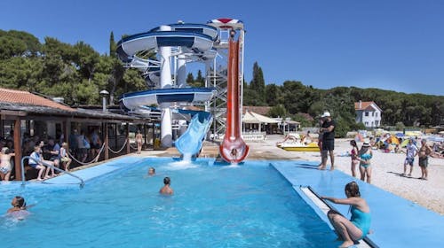 Ilirija Resort - Hotel Kornati - Porodično leto u Biogradu sa punim pansionom - Posebna akcija, Biograd na Moru, Dalmacija, Hrvatska - 198.300 RSD - 7x noćenje u dvokrevetnoj Comfort plus sobi za 2 osobe (1 dete do 12 godina i 1 dete do 7 godina besplatno), Pun pansion