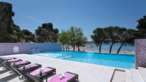 Ilirija Resort - Hotel Kornati - VIP Premium porodično leto sa punim pansionom u Biogradu - Posebna akcija, Biograd na Moru, Dalmacija, Hrvatska - 150.868 RSD - 5x noćenje u Premium Club sobi za 2 osobe (1 dete do 12 godina i 1 dete do 7 godina besplatno), Pun pansion