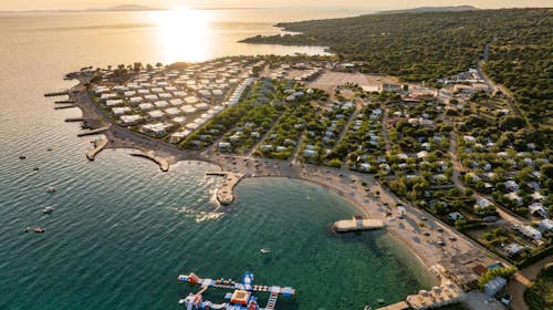 Terra Park Phalaris - Porodično leto u savršenom kampu - Pinus Holiday Home, Novalja, Pag, Dalmacija, Hrvatska - 179.451 RSD - 5x noćenje u Pinus Holiday Home za do 5 osoba (4 odrasle osobe i 1 dete do 11,99 godina), Posteljinu i peškiri