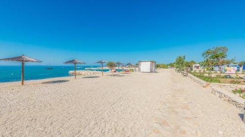Terra Park Phalaris - Porodično leto u savršenom kampu - Pinus Holiday Home sa bazenom, Novalja, Pag, Dalmacija, Hrvatska - 357.611 RSD - 7x noćenje u Pinus Holiday Home sa privatnim bazenom za do 5 osoba (4 odrasle osobe i 1 dete do 11,99 godina), Korištenje privatnog grejanog bazena