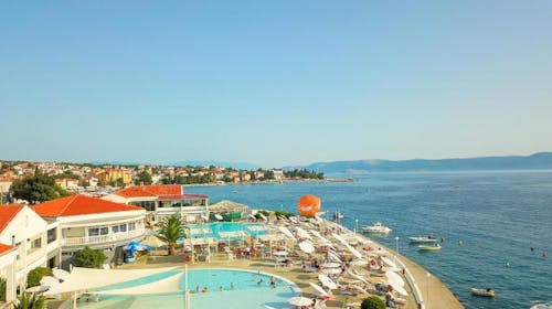 Hotel Katarina - Last minute leto za velike porodice u Selcu, Selce, Hrvatska - 133.702 RSD - 3x noćenje u Superior porodičnoj sobi sa francuskim balkonom (2 povezane sobe) za 2 osobe (4 dece do 11,99 godina besplatno), Polupansion