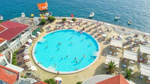 Hotel Katarina - Last minute leto za velike porodice u Selcu, Selce, Hrvatska - 280.434 RSD - 7x noćenje u Superior porodičnoj sobi sa francuskim balkonom (2 povezane sobe) za 2 osobe (4 dece do 11,99 godina besplatno), Polupansion