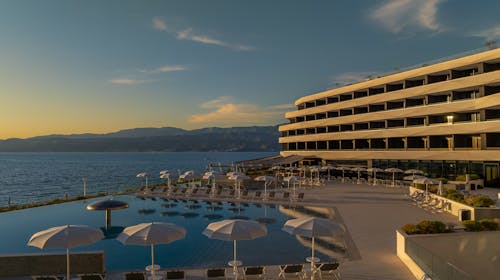 Grand Hotel View - Romantično leto na Braču, Ostrvo Brač, Dalmacija, Hrvatska - 166.100 RSD - 5x noćenje u dvokrevetnoj Superior sobi sa balkonom (bočni pogled na more) za 2 osobe, Polupansion