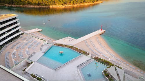 Grand Hotel View - Porodično leto na Braču, Ostrvo Brač, Dalmacija, Hrvatska - 125.485 RSD - 3x noćenje u dvokrevetnoj Superior sobi sa balkonom (pogled more) i 2 pomoćna ležaja za 2 osobe (2 dece do 11,99 godina besplatno), Polupansion