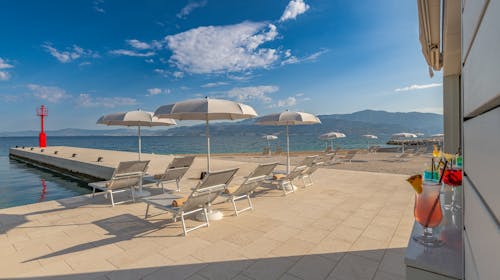 Grand Hotel View - Porodično leto na Braču, Ostrvo Brač, Dalmacija, Hrvatska - 208.829 RSD - 5x noćenje u dvokrevetnoj Superior sobi sa balkonom (pogled more) i 2 pomoćna ležaja za 2 osobe (2 dece do 11,99 godina besplatno), Polupansion