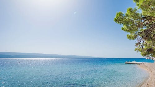 Sagitta Holiday Resort - Porodično leto u Omišu - Superior porodični apartman, Omiš, Dalmacija, Hrvatska - 325.490 RSD - 7x noćenje u Superior porodičnom apartmanu sa bočnim pogledom na more i balkonom (2+2) za 2 osobe (2 dece do 13,99 godina i 1 dete do 7,99 godina besplatno), All inclusive