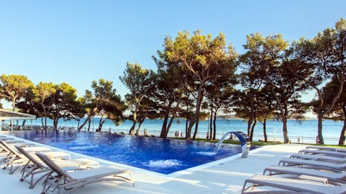 Villas Arausana & Antonina - Leto uz more - Posebna akcijska cena, Vodice, Dalmacija, Hrvatska - 125.659 RSD - 5x noćenje u dvokrevetnoj sobi sa pomoćnim ležajem i balkonom (morska strana) za 2 osobe (1 dete do 11,99 godina i 2. dete do 2,99 godina besplatno), Polupansion