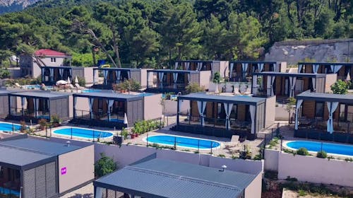 Park Villas by Morenia - Najam Deluxe kamping vile sa privatnim bazenom, Podaca, Makarska rivijera, Dalmacija, Hrvatska - 101.675 RSD - 2x noćenje u kamping vili sa privatnim grejanim bazenom za do 6 osoba (max. 4 odrasle osobe i 2 dece do 11,99 godina), Korištenje hotelskih grejanih spoljašnjih bazena