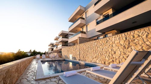 Meridian Pool Residences - Kraj leta na Pagu, Novalja, Pag, Dalmacija, Hrvatska - 162.022 RSD - 7x noćenje u dvosobnom apartmanu (4+2) za 6 osoba, Korištenje spoljašnjeg bazena