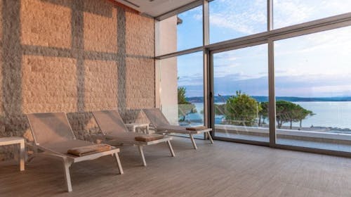 Hotel Miramare - Luksuzno porodično leto - Posebna akcija, Crikvenica, Hrvatska - 175.524 RSD - 5x noćenje u dvokrevetnoj Superior sobi za 2 osobe (1 dete do 11,99 godina i 1 dete do 3,99 godina besplatno), Polupansion
