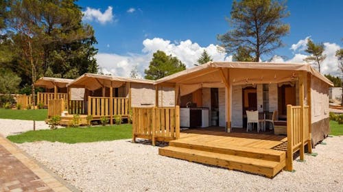 Santa Marina Boutique Camping - Premium glamping, Poreč, Istra, Hrvatska - 11.620 RSD - 2x noćenje u premium glamping šatoru sa 2 spavaće sobe za do 5 osoba (4 odrasle osobe i 1 dete do 11,99 godina), Posteljina i peškiri