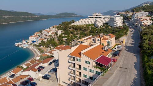 Hotel Adria - Letnji odmor u Neumu, Neum, Bosna i Hercegovina - 90.045 RSD - 5x noćenje u trokrevetnoj sobi za 3 osobe (dete do 7 godina besplatno), Polupanison