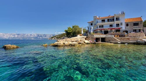 Hotel Timun - Last minute leto na ostrvu Hvar, Hvar, Dalmacija, Hrvatska - 43.438 RSD - 3x noćenje u dvokrevetnoj sobi sa balkonom (pogled park) za 2 osobe, Polupansion (buffet doručak i večera (2 menija: mesni i riblji) u 3 sleda: predjelo, glavno jelo, salata i desert)