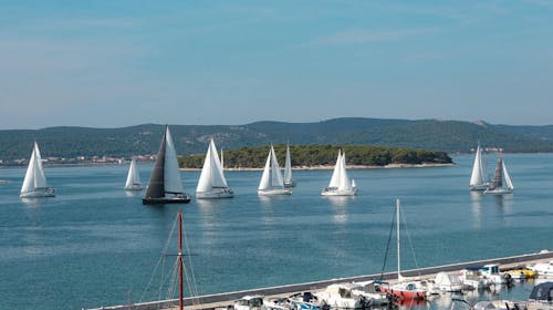 Jedriličarski aranžmani - Privatna jedriličarska avantura sa profesionalnim skiperom, Biograd na Moru, Hrvatska - 248.740 RSD - 4-dnevni najam celog plovila za 2 osobe, Profesionalni skipper