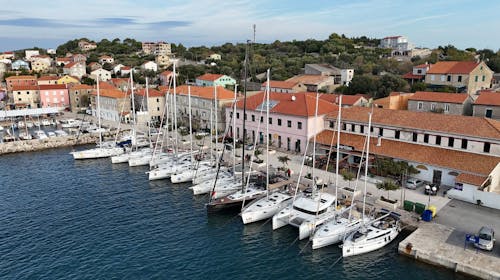 Jedriličarski aranžmani - Privatna jedriličarska avantura sa profesionalnim skiperom, Biograd na Moru, Hrvatska - 375.984 RSD - 7-dnevni najam celog plovila za 2 osobe, Profesionalni skipper