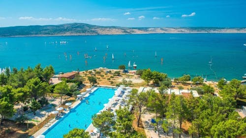 Bluesun Holiday Village Alan - Porodično leto sa punim pansionom u severnoj Dalmaciji, Starigrad Paklenica, Dalmacija, Hrvatska - 84.498 RSD - 2x noćenje u porodičnoj sobi sa balkonom za 2 osobe (2 dece do 13,99 godina besplatno), Puni pansion