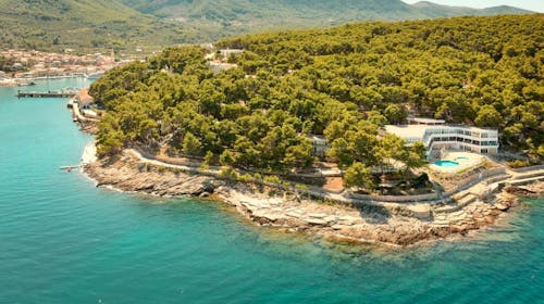 Fontana Resort - Leto na Hvaru u komfornim apartmanima, Jelsa, ostrvo Hvar, Dalmacija, Hrvatska - 39.789 RSD - 3x noćenje u Comfort Studio apartmanu za 3 osobe, Korištenje 2 otvorena bazena sa morskom vodom (jedan je dečiji)
