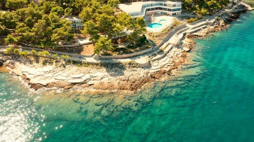 Fontana Resort - Savršen letnji odmor na Hvaru, Jelsa, ostrvo Hvar, Dalmacija, Hrvatska - 90.962 RSD - 5x noćenje u Maestral dvokrevetnoj Classic sobi sa klimom, balkonom ili terasom (okrenute prema moru) za 2 osobe, Polupansion