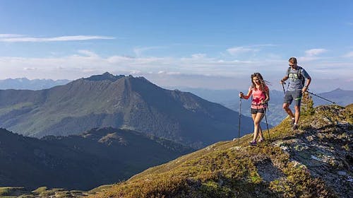 Hotel Zum Pinzger - Autentičan alpski odmor u Tirolu, Stumm im Zillertal, Austrija - 74.627 RSD - 3x noćenje u Superior dvokrevetnoj sobi sa balkonom i dodatnim ležajem (2+2) za 2 osobe (1 dete do 11,99 godina boravi besplatno), Polupansion (bogat buffet doručak i večera u 4 sleda sa vegetarijanskim opcijama, uključujući salatni buffet)