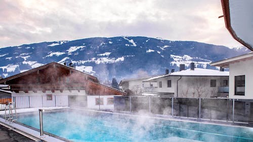 Hotel Zum Pinzger - Autentičan alpski odmor u Tirolu, Stumm im Zillertal, Austrija - 45.293 RSD - 2x noćenje u Superior dvokrevetnoj sobi sa balkonom i dodatnim ležajem (2+2) za 2 osobe (1 dete do 11,99 godina boravi besplatno), Polupansion (bogat buffet doručak i večera u 4 sleda sa vegetarijanskim opcijama, uključujući salatni buffet)
