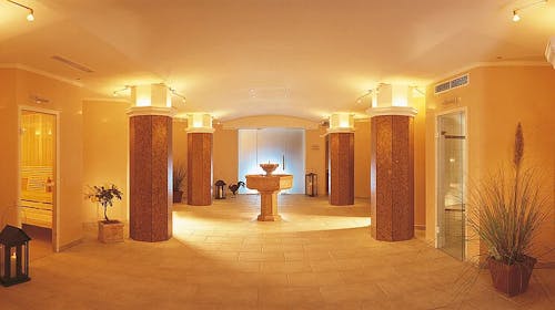 Hotel Zum Pinzger - Autentičan alpski odmor u Tirolu, Stumm im Zillertal, Austrija - 67.469 RSD - 3x noćenje u Superior dvokrevetnoj sobi sa balkonom i dodatnim ležajem (2+2) za 2 osobe (1 dete do 11,99 godina boravi besplatno), Polupansion (bogat buffet doručak i večera u 4 sleda sa vegetarijanskim opcijama, uključujući salatni buffet)