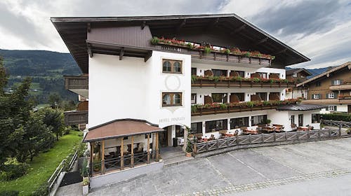 Hotel Zum Pinzger - Autentičan alpski odmor u Tirolu, Stumm im Zillertal, Austrija - 39.895 RSD - 2x noćenje u Standard dvokrevetnoj sobi sa balkonom (2+0) za 2 osobe, Polupansion (bogat buffet doručak i večera u 4 sleda sa vegetarijanskim opcijama, uključujući salatni buffet)