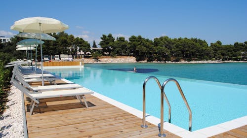 Crvena Luka Resort - Last minute leto u Dalmaciji , Biograd na Moru, Dalmacija, Hrvatska - 52.693 RSD - 2x noćenje u prostranoj Superior sobi za 2 osobe (1 dete do 13,99 godina i 1 dete do 5,99 godina besplatno), Polupansion