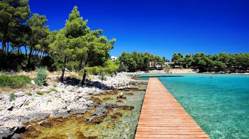 Crvena Luka Resort - Porodično leto u Dalmaciji , Biograd na Moru, Dalmacija, Hrvatska - 234.592 RSD - 7x noćenje u prostranoj Superior sobi za 2 osobe (1 dete do 13,99 godina i 1 dete do 5,99 godina besplatno), Polupansion
