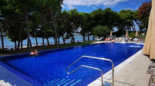 Villa Arausa - Porodično all inclusive light leto - Posebna akcijska cena, Vodice, Dalmacija, Hrvatska - 180.941 RSD - 7x noćenje u dvokrevetnoj Standard sobi sa balkonom morska strana za 2 osobe (1 dete do 11,99 godina i 2. dete do 2,99 godina besplatno), All inclusive light