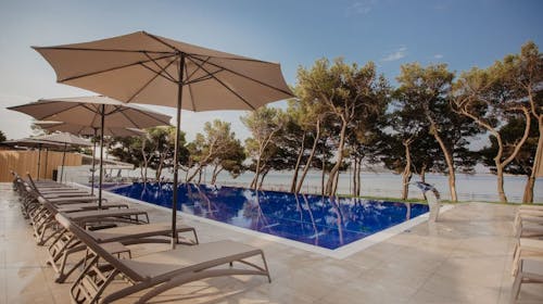Villa Arausa - Porodično all inclusive light leto - Posebna akcijska cena, Vodice, Dalmacija, Hrvatska - 203.471 RSD - 7x noćenje u dvokrevetnoj Standard sobi sa balkonom morska strana za 2 osobe (1 dete do 11,99 godina i 2. dete do 2,99 godina besplatno), All inclusive light