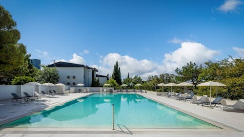 Holiday Resort Ad Turres - Last minute porodično leto u Crikvenici - Posebna akcija, Crikvenica, Hrvatska - 150.081 RSD - 7x noćenje u Standard dvokrevetnoj sobi sa balkonom (morska strana) za 2 osobe (2 dece do 11,99 godina besplatno), Polupansion