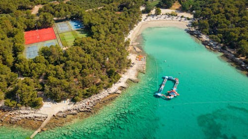 Pine Beach Pakoštane - Porodični all inclusive light odmor uz sport i prirodu - Posebna akcija, Pakoštane, Dalmacija, Hrvatska - 166.040 RSD - 5x noćenje u Comfort bungalovu (bez struje) za 3 osobe (2 dece do 3,99 godina besplatno), All inclusive light