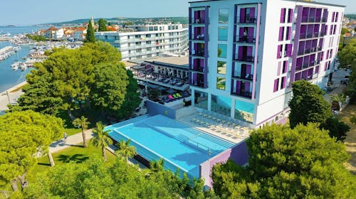 Ilirija Resort - Hotel Adriatic - Avgustovsko leto sa punim pansionom - Posebna akcijska cena, Biograd na Moru, Dalmacija, Hrvatska - 150.791 RSD - 7x noćenje u dvokrevetnoj Comfort sobi za 2 osobe (1 dete do 12 godina i 1 dete do 7 godina besplatno), Pun pansion
